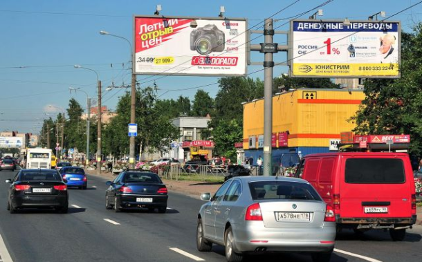 Биллборды вдоль дороги